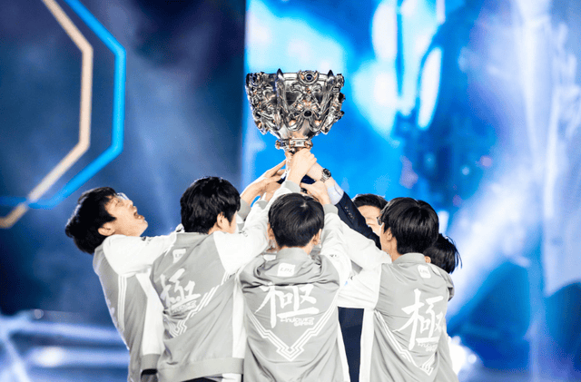 开云在线-Rookie迎来三赛季出色发挥，RNG观众热烈欢呼！-开云在线