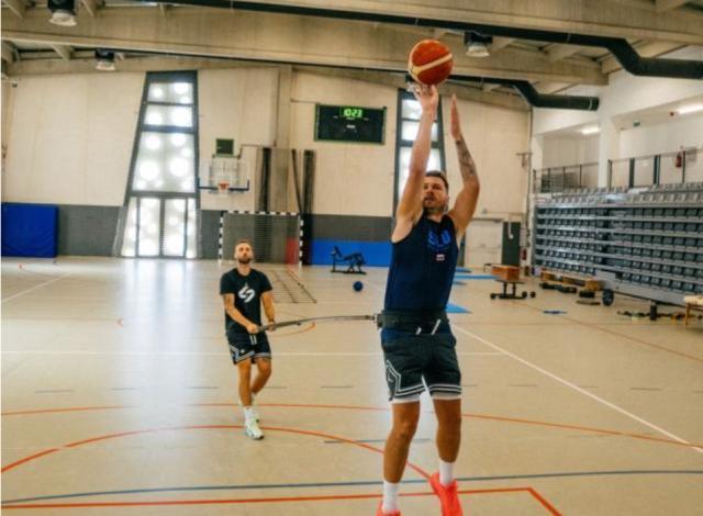 开云官网-穆古鲁扎迎来七赛季出色发挥，独行侠观众热烈欢呼！-开云官网